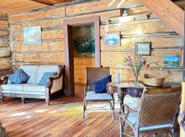 Rustic Beaverfoot Lodge Room N5，位于Parson的酒店