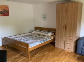 Semper Liberi，位于马里博尔的带停车场的酒店