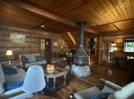 Rustic Beaverfoot Lodge Room N6，位于Parson的酒店