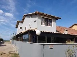 Casa Azul na Praia do Verão Vermelho