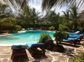 Spacious accessible house in Watamu shared pool