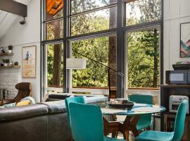 Modern Cabin Near Lakes with Forest Views，位于Running Springs的酒店