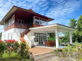 A Spacious Tropical 4 Bedrooms with Bathrooms Villa Marion Tomohon with the view of Gunung Lokon，位于Tomohon的别墅