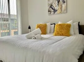 The Parkes - A Stylish 3BR House with free parking, 5 mins from Central Birmingham close to Edgbaston Cricket Ground, The University of Birmingham, Aston and BCU, Moseley, Kings Heath and much more