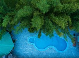 Tiger Trail Resort，位于Jhirna的豪华型酒店