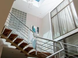 Elegance By Utmost，位于布兰太尔的酒店