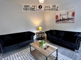 Spacious 4 Bedroom By Tara Stays Short Lets & Serviced Accommodation Aldershot With Free WiFi & Garden，位于奥尔德肖特的酒店