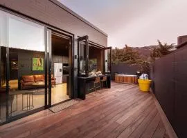 Yellow Pots Apartment A, Luxurious Outdoor Bath