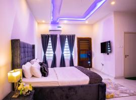 Cozy 2Bed Terraced Duplex Apartment in Ajah-Lekki，位于Aja的酒店