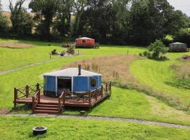 Allercombe Farm Glamping Yurts & Wild Camping，位于South Brent的豪华帐篷