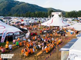 RacingTours RaceCamp - Spielberg，位于施皮尔贝格的酒店