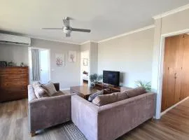 Family friendly 4BR Townhouse near Mt Stromlo - Hosted by Canstay