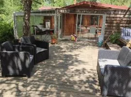 Chalet en bois dans la forêt