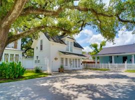 Pet-Friendly Lake Charles Carriage House with Porch，位于查尔斯湖的酒店