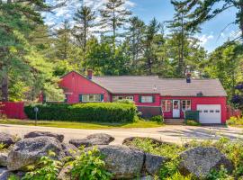 Laconia Resort Home Less Than 2 Mi to Lake Winnipesaukee，位于拉科尼亚的酒店