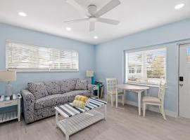 Creole Garden Cottage at Palmview Inn of Sanibel，位于萨尼贝尔的度假屋