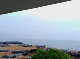 DIVINE BEACH INN - The sea shore hotel，位于蓬蒂切里的酒店