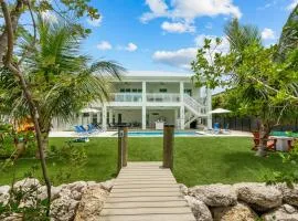 Emerald Oasis Deluxe Waterfront Gem, Heated Pool with Dock