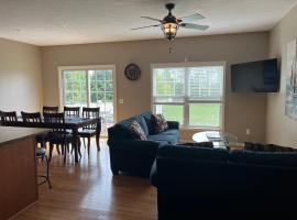 Three Schooners Landing Condo 2，位于Sodus Point的酒店