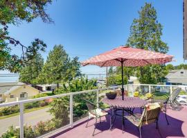 Walk to Water Camano Home with Ocean-View Deck，位于Camano的酒店