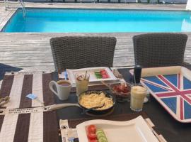 Onsala Resort villa by the sea with seclusive pool & jacuzzi!，位于Onsala的酒店
