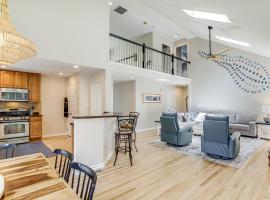 Deck, Hot Tub & Resort Amenities: Ocean View Gem，位于欧申维尤的酒店