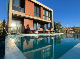 Bakish Peaks- Sumptuous Villa with Pool, Gardens, Gym, Sauna and Concierge，位于Qanāt Bakīsh的酒店