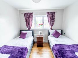 Free Parking - Large House - Groups - Wolverhampton，位于比尔斯通的酒店