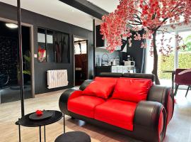 Suite Jeux d’Amour Jacuzzi / Love Room，位于圣迪耶的酒店
