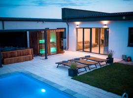 Banya Villa Bucuresti sauna jacuzzi piscina spa，位于Gulia的酒店