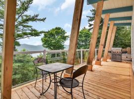 Cottage with water view and hot tub - Le pin blanc，位于拜圣保罗的酒店