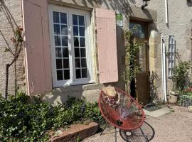 Grande maison rénovée avec jardin clos, idéale pour familles et amis, équipements variés, animaux acceptés - FR-1-489-50，位于Trézelles的酒店