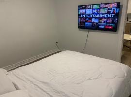 699A Lawrence Avenue West Suites with Smart TV，位于沃恩的酒店