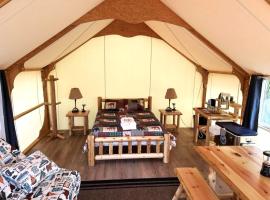Howling Wolf Resort，位于西沃德的度假屋