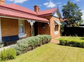 Merala a cosy cottage with easy stroll to CBD