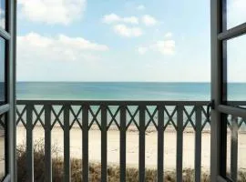 Beachhotel Atmosphere With Stunning Seaview