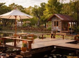 TakFha Caf&eacute; & Resort，位于Ban Tha Ngam的带停车场的酒店