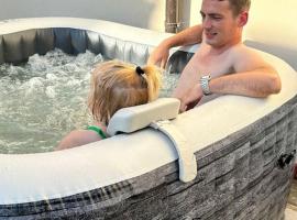 Villetta Grignetta Relax Giardino e Jacuzzi，位于瓦拉泽的酒店