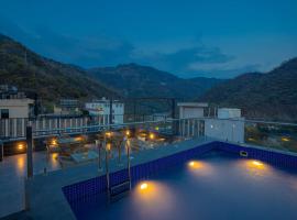 Perfectstayz Premium Laxmi Heritage with Rooftop Pool & Cafe，位于瑞诗凯诗的酒店