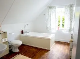 Chambre privée à la campagne avec deux lits doubles petit déjeuner inclus