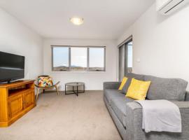 Relaxing 2BR Apt in North Point Complex - Hosted by Canstay，位于Weston Creek的酒店