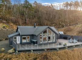 Fjordblick mit Motorboot, Jetski und Kanu mietbar bis 8 Personen，位于灵达尔的酒店