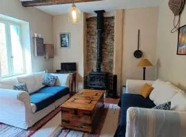 Ceps Cottage sleeps 6 with free wifi near the river