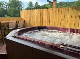 Stay, play and relax in Ohiopyle, PA, Hot tub, Pool table, next to the GAP trail in Ohiopyle, PA，位于Ohiopyle的酒店