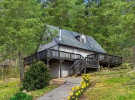 Hot Tub, Wraparound Deck, & WiFi at Chalet Cabin，位于Inwood的酒店