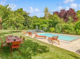 Stunning Home In Surgeres，位于叙热尔的酒店