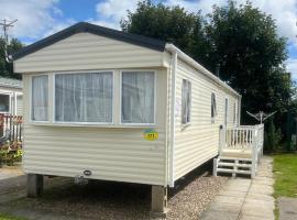 The Luxury Wolds Retreat 6 Berth 3 bedrooms beds made for arrival WIFI，位于英戈尔德梅尔斯的酒店