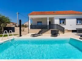 3 Bedroom Awesome Home In Rastevic