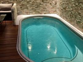 Maison de charme avec Piscine intérieure & Jardin，位于旺夫的酒店