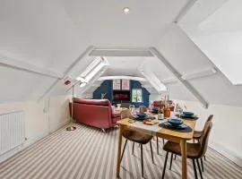 2-Bedroom Cotswolds Chic, Cosy & Tranquil Retreat, Norcote Loft, Sleeps 3, With Private Parking! SUMMER SPECIAL OFFER! - by Blue Puffin Stays